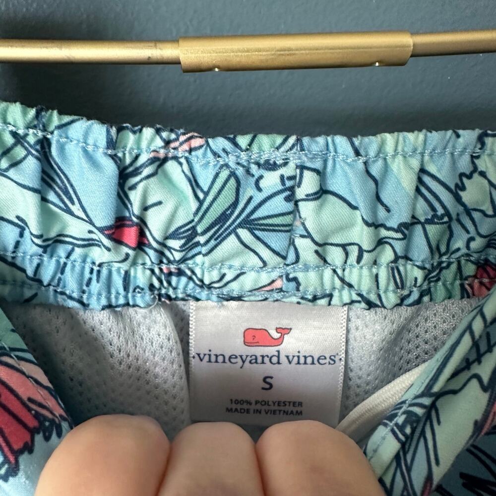 Vineyard vines marlin‎ and birds of paradise swim trunks - Picture 4 of 4